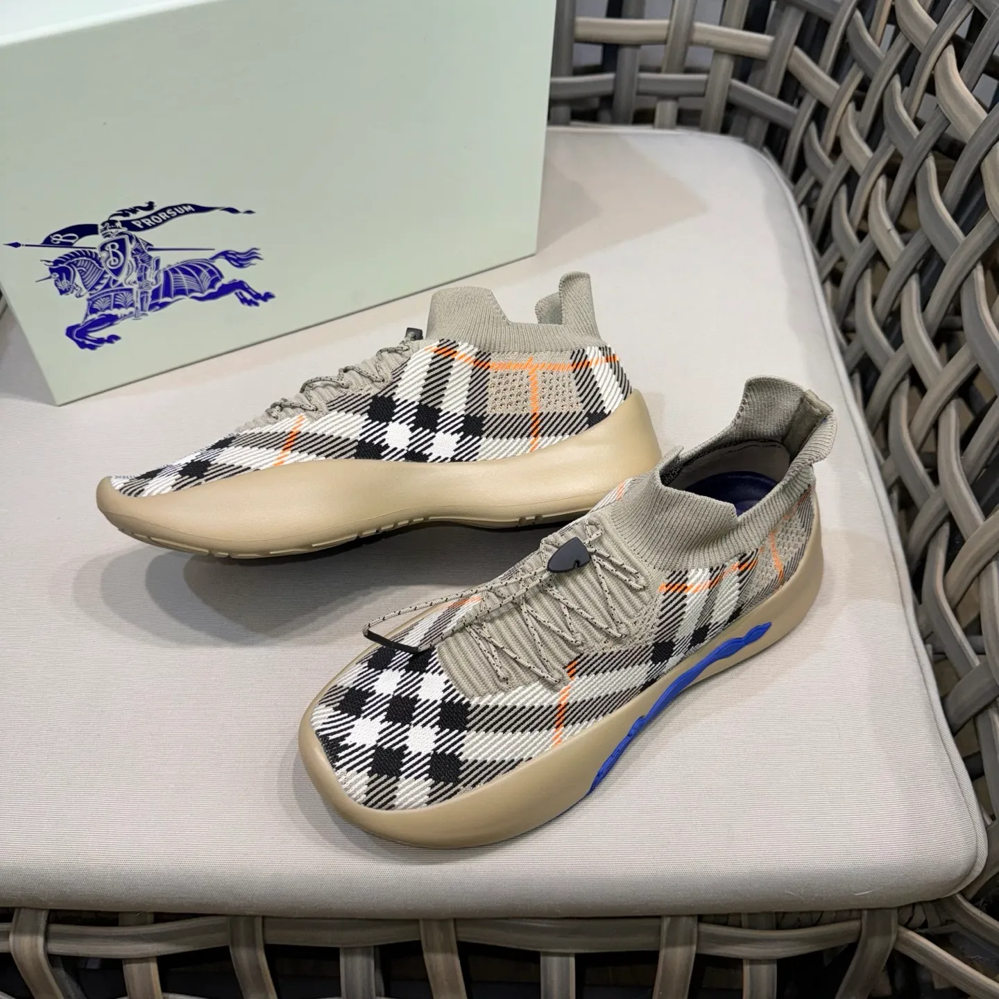 Factory price: 480💰BURBERRY/Burberry plaid knitted Ne men's shoes💰tune sneakers｜With breathable sock-style upper｜Embellished with knitted Burberry plaid｜Leather lining Incorporated into a plaid lace design｜Equipped with B-shaped shield buckle｜The sole is decorated with a large wrapped equestrian knight logo (EKD)｜Round toe #drawstring closure#The sole is decorated with the equestrian knight logo (EKD)｜At least 50% of the main materials of the boutique are from renewable sources Size: 39-44 (45 custom-made)